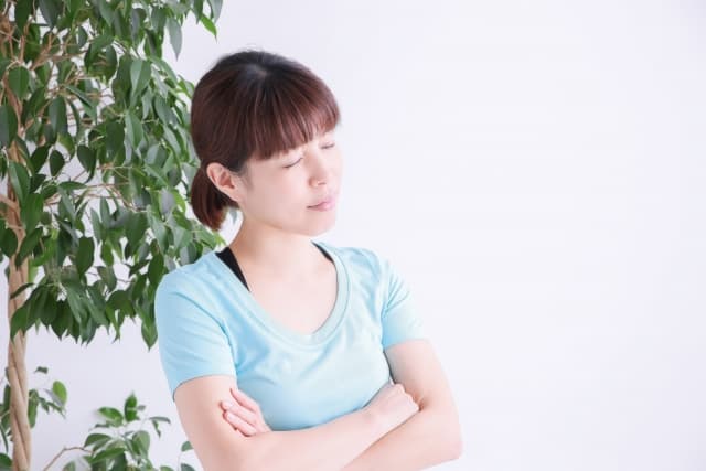 腕組みして考える女性