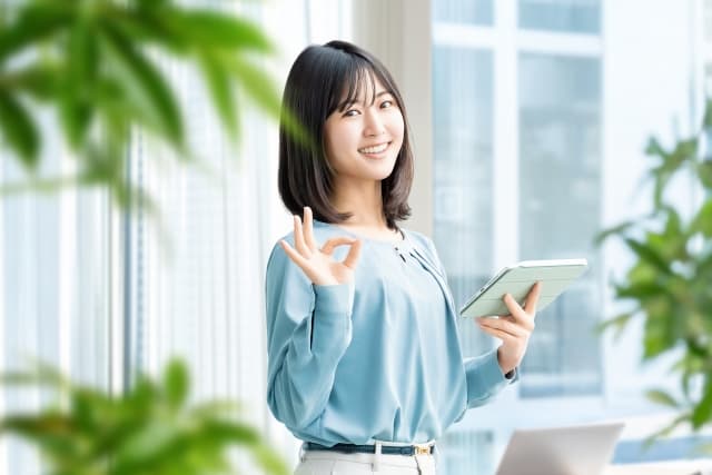 OKポーズをする女性