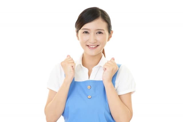 ガッツポーズをする女性