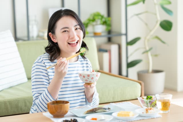 笑顔で食事をしている女性